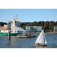 721_0024 Schiffsverkehr auf der Elbe vor Hamburg Neumühlen. | Neumuehlen - Strasse am Hafenrand von Hamburg Altona.